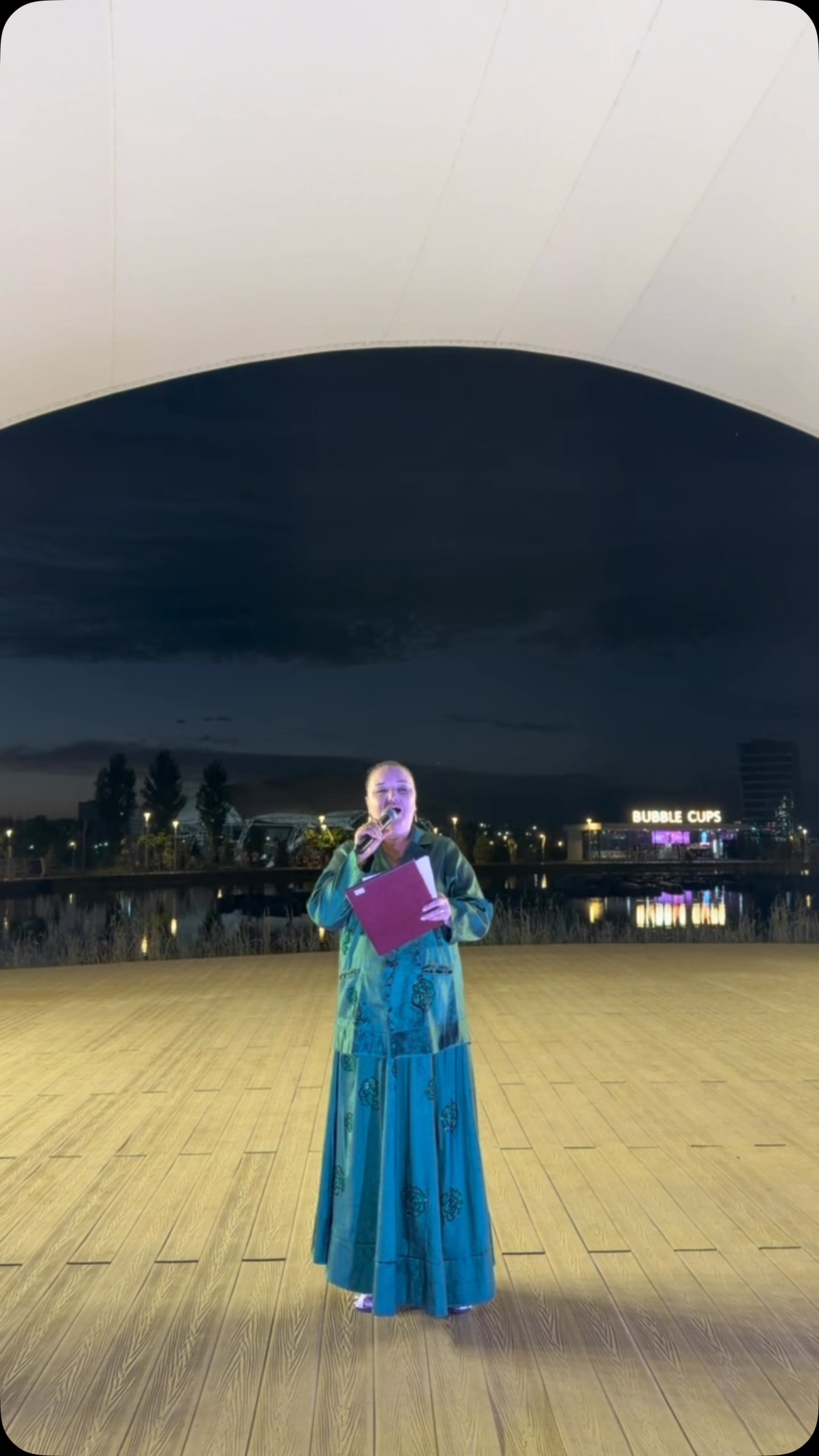 ✨Бүгін “Shym City” саябағында Шымкент қалалық опера және балет театры солистері мен әртістерінің қатысуымен “Шымқала кештері” атты концерт өтті. 

Ашық аспан аясында қала тұрғындарының жазғы демалысын көңілді әрі мәдени түрде өткізу, сондай-ақ көңіл күй сыйлау мақсатында кезекті іс-шарамызда халықтың көңілінен шыққан әуезді әндер мен көңілді билер орындалды. 

Күннің батуымен бірге басталған бұл әсем кеш қала тұрғындары мен қонақтарына көтеріңкі көңіл-күй сыйлап, рухани серпіліс берді.

#шымкентоперажәнебалет #шымқалакештері #мәдениет #шымкентопераибалет